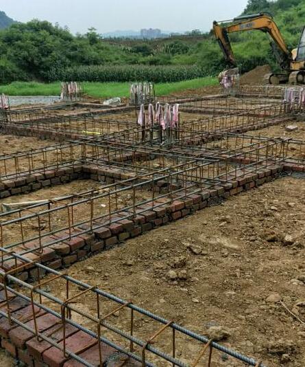 地基鋼筋圈梁綁扎完工，為穩固建筑打下堅實基礎